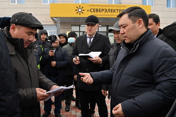 Он упомянул о планирующемся повышение зарплат учителей, милиционеров и энергетиков - Sputnik Кыргызстан