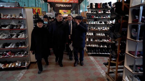 С. Жапаров побывал на рынках Бишкека — купил хлеб и рассказал о ККМ. Фото - Sputnik Кыргызстан
