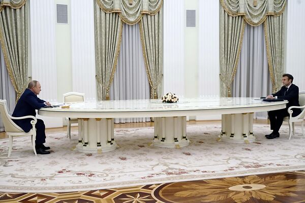 Глава Франции Эммануэль Макрон не стал делать российский тест на коронавирус перед встречей с Владимиром Путиным, поэтому во время встречи они сидели на расстоянии друг от друга - Sputnik Кыргызстан
