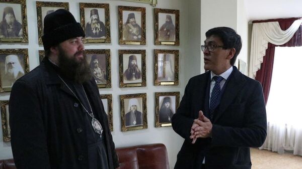 Заместитель председателя кабинета министров Кыргызстана Эдиль Байсалов посетил епископа Бишкекского и Кыргызстанского Даниила - Sputnik Кыргызстан