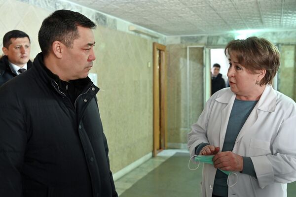 Глава государства осмотрел здание и побеседовал с коллективом, выслушал мнения о ситуации в учреждении и ответил на вопросы - Sputnik Кыргызстан