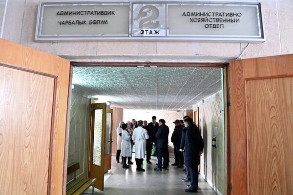 Президент Садыр Жапаров встретился с коллективом бывшего Республиканского диагностического центра - Sputnik Кыргызстан