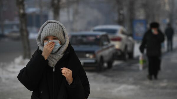 Девушка в медицинской маске идет по улице. Архивное фото - Sputnik Кыргызстан