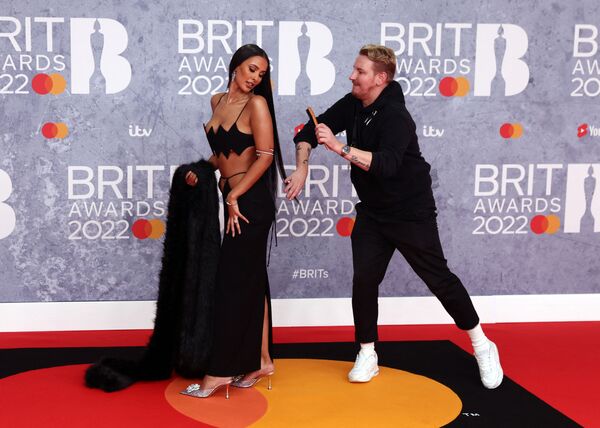 Телеведущая Майя Джама перед церемонией вручения музыкальной премии Brit Awards 2022 в Лондоне - Sputnik Кыргызстан
