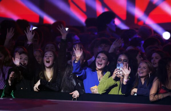 Фанаты исполнителей во время вручения премии Brit Awards  - Sputnik Кыргызстан