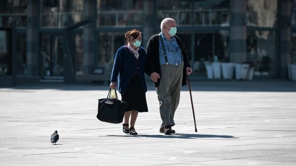 Пожилая пара идет по улице. Архивное фото - Sputnik Кыргызстан