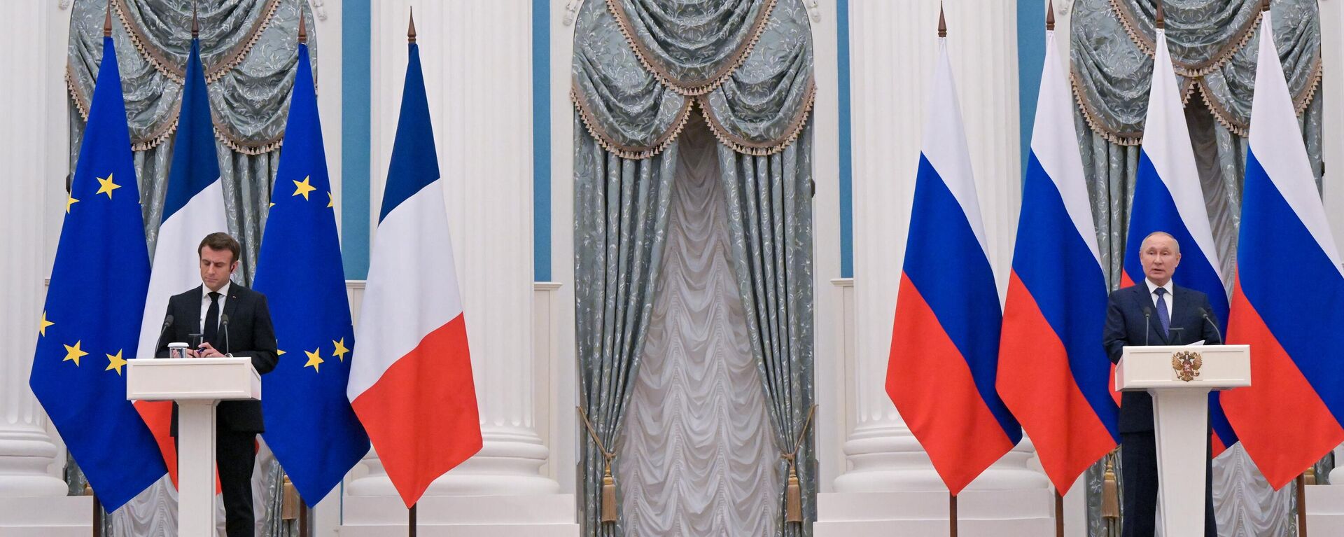 Президент России Владимир Путин и президент Франции Эммануэль Макрон. Архивное фото - Sputnik Кыргызстан, 1920, 20.02.2022