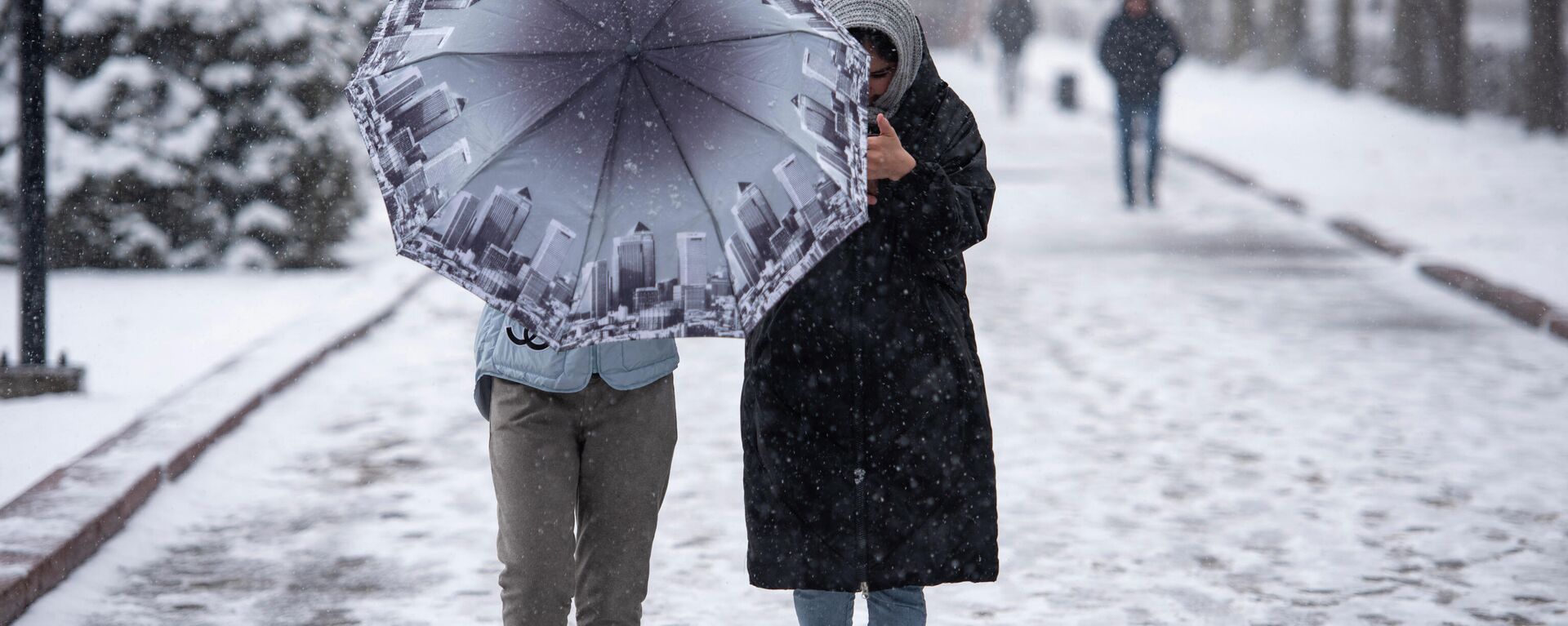 Девушки с зонтиком во время снега в Бишкеке. Архивное фото - Sputnik Кыргызстан, 1920, 21.03.2022