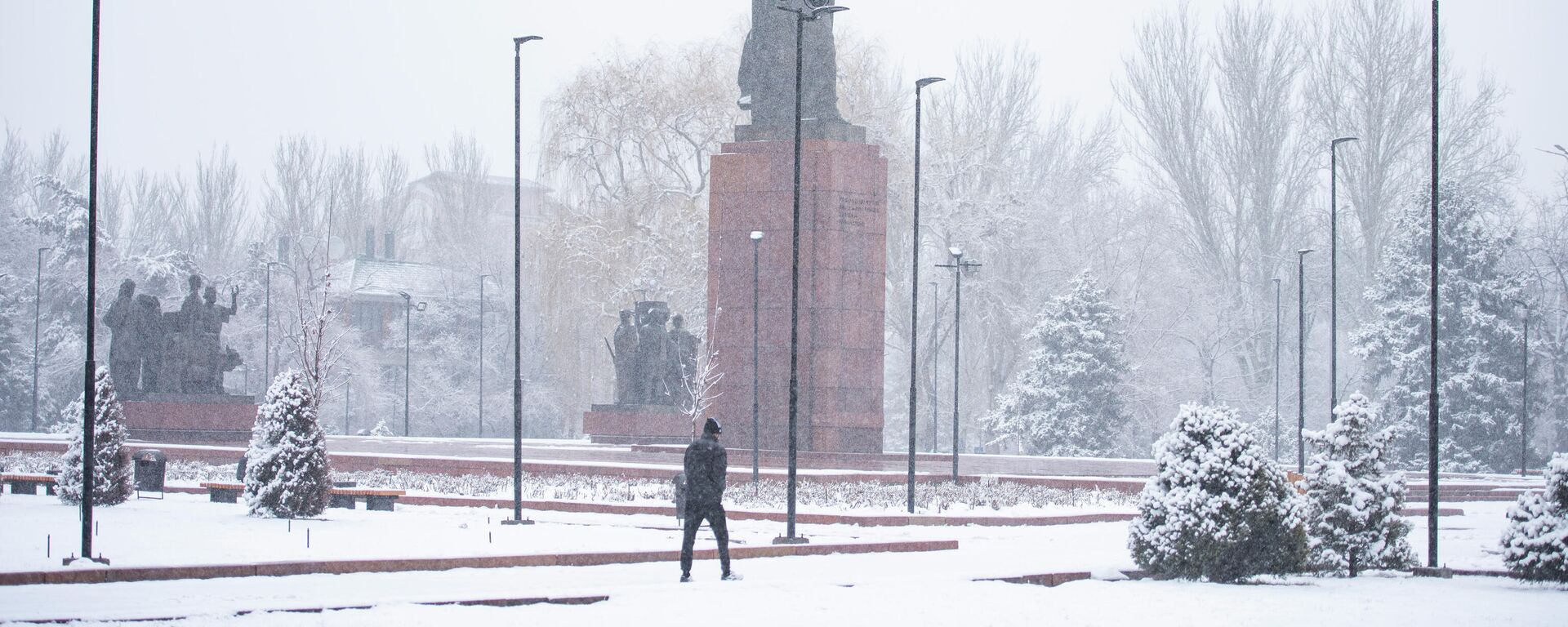 Мужчина идет возле памятника Уркуе Салиевой во время снегопада в Бишкеке. Архивное фото - Sputnik Кыргызстан, 1920, 07.11.2022