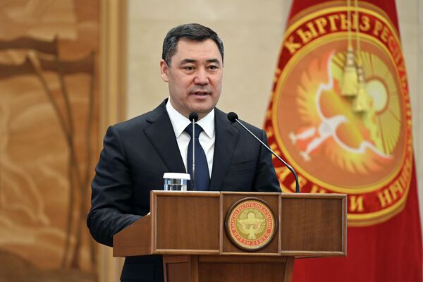По словам президента Садыра Жапарова, своевременное признание заслуг и чествование выдающихся личностей — это государственная политика, направленная на подъем и прославление национального духа - Sputnik Кыргызстан
