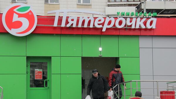Покупатели выходят из магазина сети Пятерочка. Архивное фото - Sputnik Кыргызстан