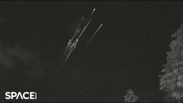 Как десятки метеоритов! Падение спутников Илона Маска попало на видео - Sputnik Кыргызстан