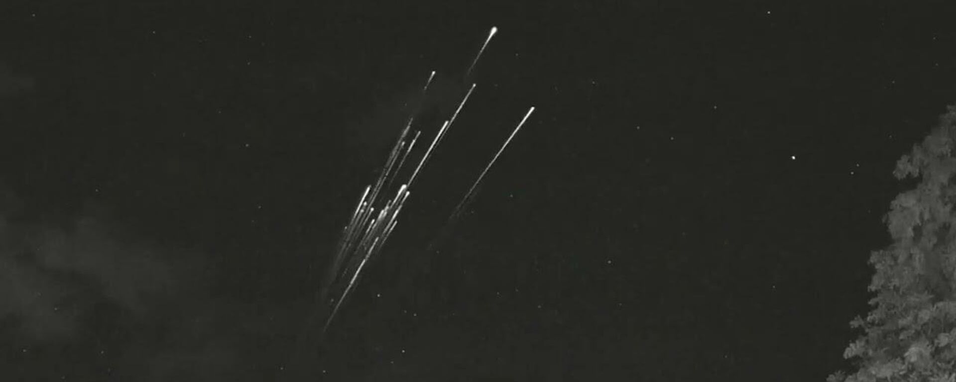 Как десятки метеоритов! Падение спутников Илона Маска попало на видео - Sputnik Кыргызстан, 1920, 11.02.2022