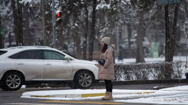 Девушка стоит у перекрестка. Архивное фото - Sputnik Кыргызстан