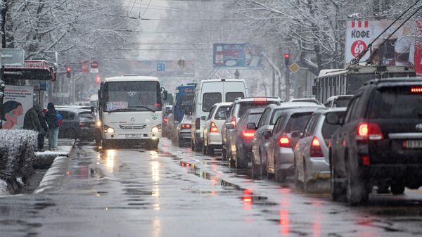 Общественный автобус едет по улице Киевской во время снегопада в Бишкеке. Архивное фото - Sputnik Кыргызстан