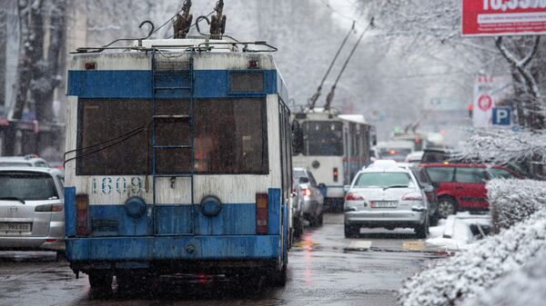 Троллейбус едет по улице в Бишкеке - Sputnik Кыргызстан