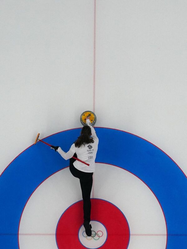 Британская керлингистка Дженнифер Доддс в игре против команды Швеции - Sputnik Кыргызстан