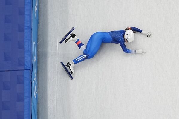 Россиянка Софья Просвирнова в забеге на 1 000 метров во время соревнований по шорт-треку - Sputnik Кыргызстан