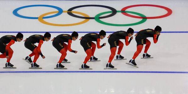 Конькобежный спорт, мужчины, 1 500 метров. На фото с многократной экспозицией изображен Чжунъянь Нин (Китай) во время разминки. - Sputnik Кыргызстан