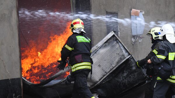 Сотрудники пожарной службы МЧС тушат пожар. Архивное фото - Sputnik Кыргызстан