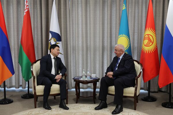 7 февраля Ибраев провел в Москве встречу с председателем ЕЭК Михаилом Мясниковичем, а также с некоторыми министрами комиссии - Sputnik Кыргызстан