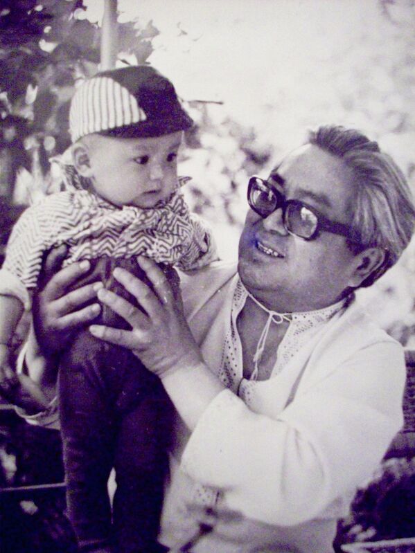 Мамлекеттик ишмер Т.Усубалиев небереси Эсен менен. 1979-жыл.  Ошол кездеги бул бөбөк азыр Кыргызстандагы белгилүү аналитиктердин бири.  - Sputnik Кыргызстан