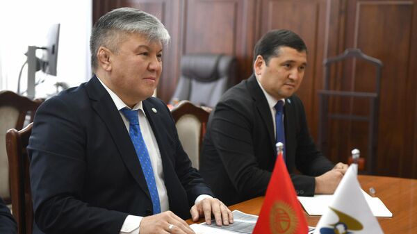 Встреча первого зампреда кабмина Арзыбека Кожошева и министра ЕЭК - Sputnik Кыргызстан