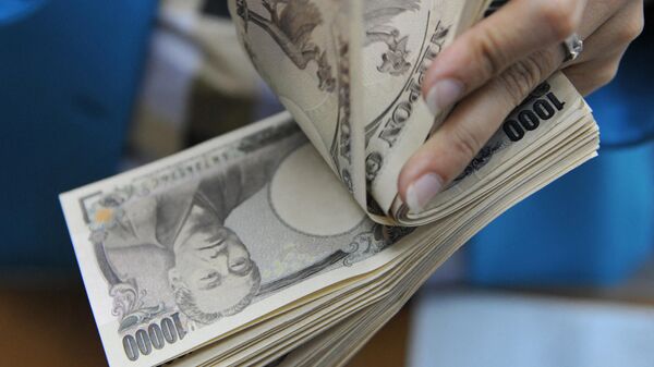 Женщина пересчитывает японские йены. Архивное фото - Sputnik Кыргызстан