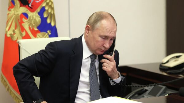 Президент РФ Владимир Путин во время телефонного разговора. Архивное фото - Sputnik Кыргызстан