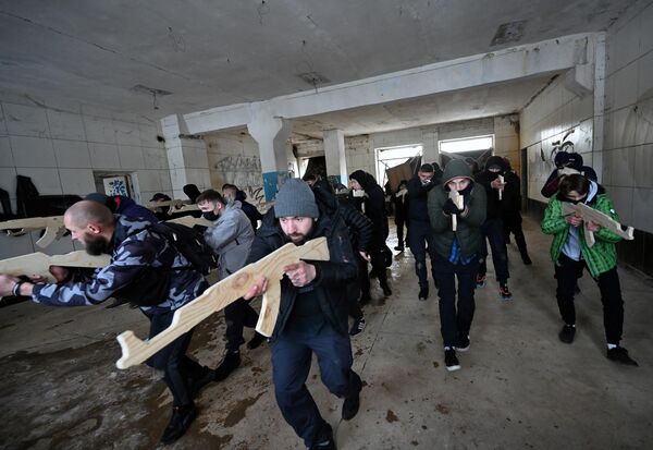 Тренировка добровольческих формирований в Киеве - Sputnik Кыргызстан