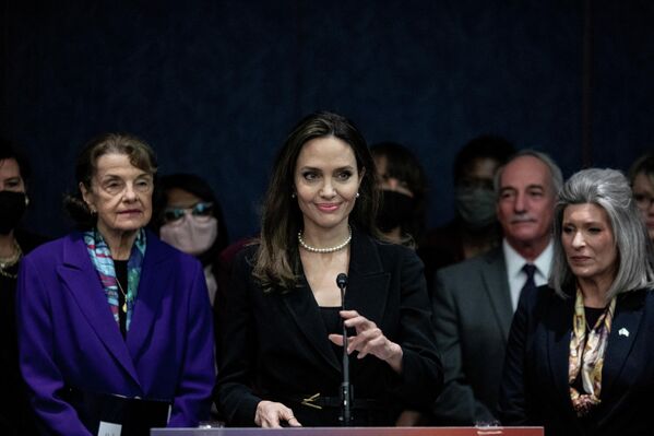 Американская актриса Анджелина Джоли выступает перед американским сенатом в Вашингтоне - Sputnik Кыргызстан