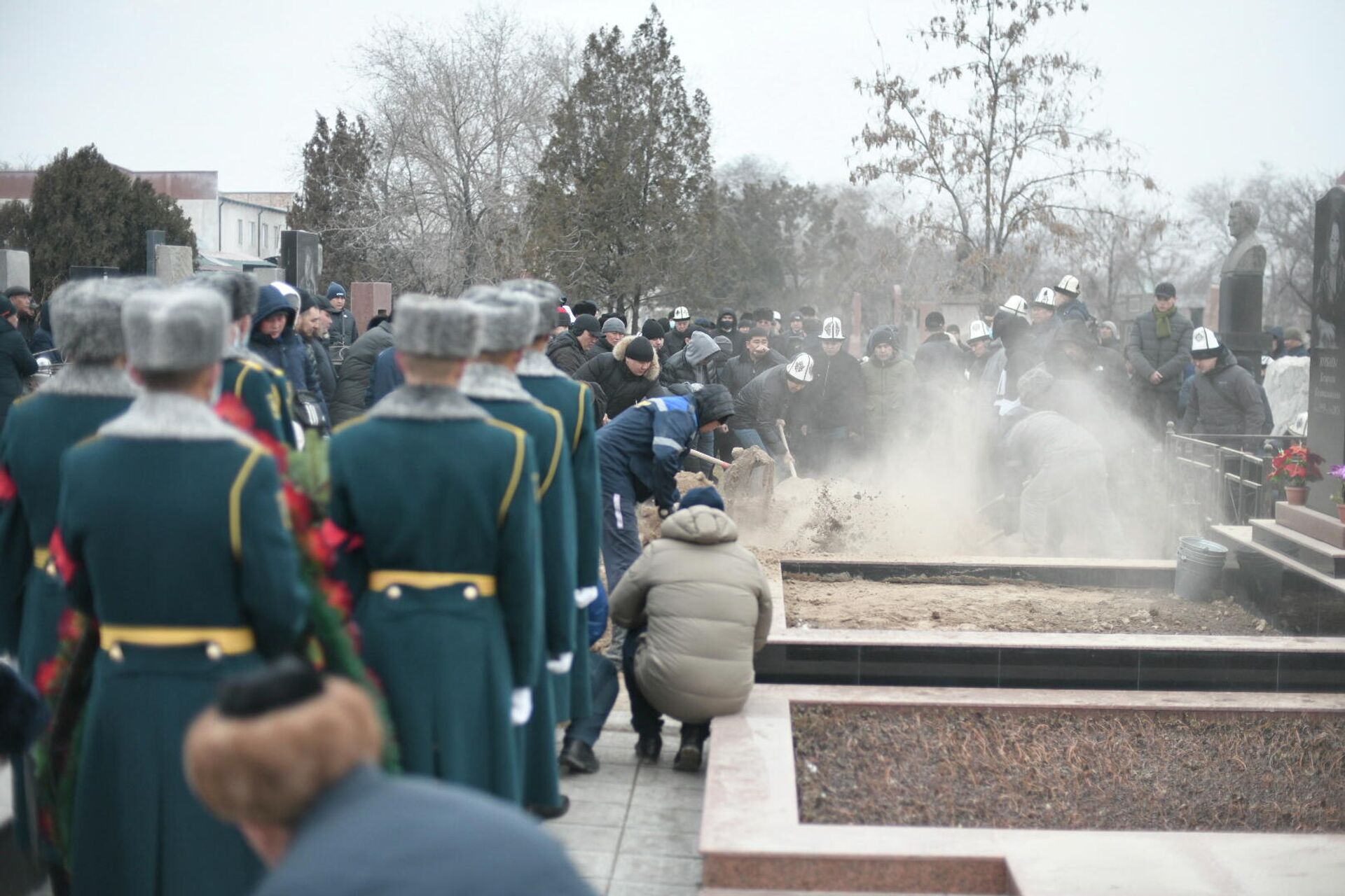 Похороны бывшего министра внутренних дел Молдомусы Конгантиева - Sputnik Кыргызстан, 1920, 14.02.2022