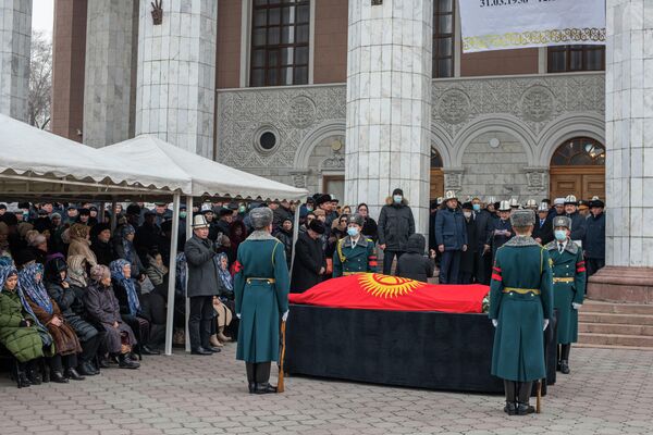 Панихида с участием главы кабмина, спикера парламента, руководителей силовых ведомств и других официальных лиц и общественных деятелей - Sputnik Кыргызстан