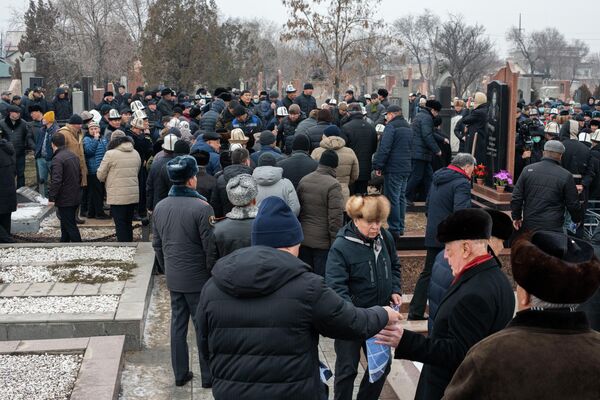 Похоронили Конгантиева на Ала-Арчинском кладбище - Sputnik Кыргызстан