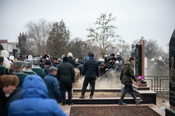 После похорон была прочитана молитва по усопшему - Sputnik Кыргызстан