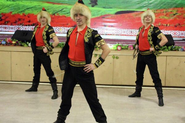 Солисты ансамбля подготовили для кыргызстанских военнослужащих насыщенную концертную программу, в которую вошли популярные эстрадные песни, песни военных лет, зажигательные танцевальные номера и элементы национального фольклора - Sputnik Кыргызстан