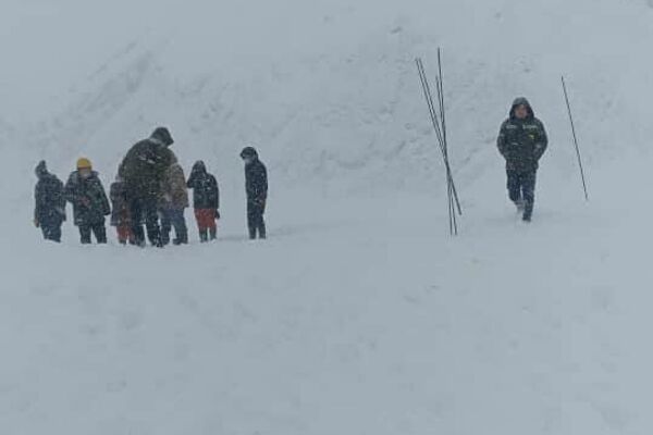 На участке Казарман — Джалал-Абад трассы Север — ЮГ (332-й километр) сошла лавина, которая накрыла трех человек, ведутся их поиски - Sputnik Кыргызстан