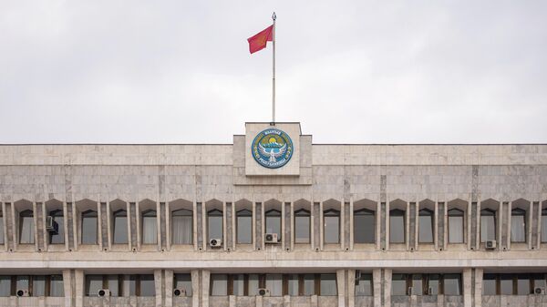 Государственный флаг на здании Белого дома в Бишкеке. Архивное фото - Sputnik Кыргызстан