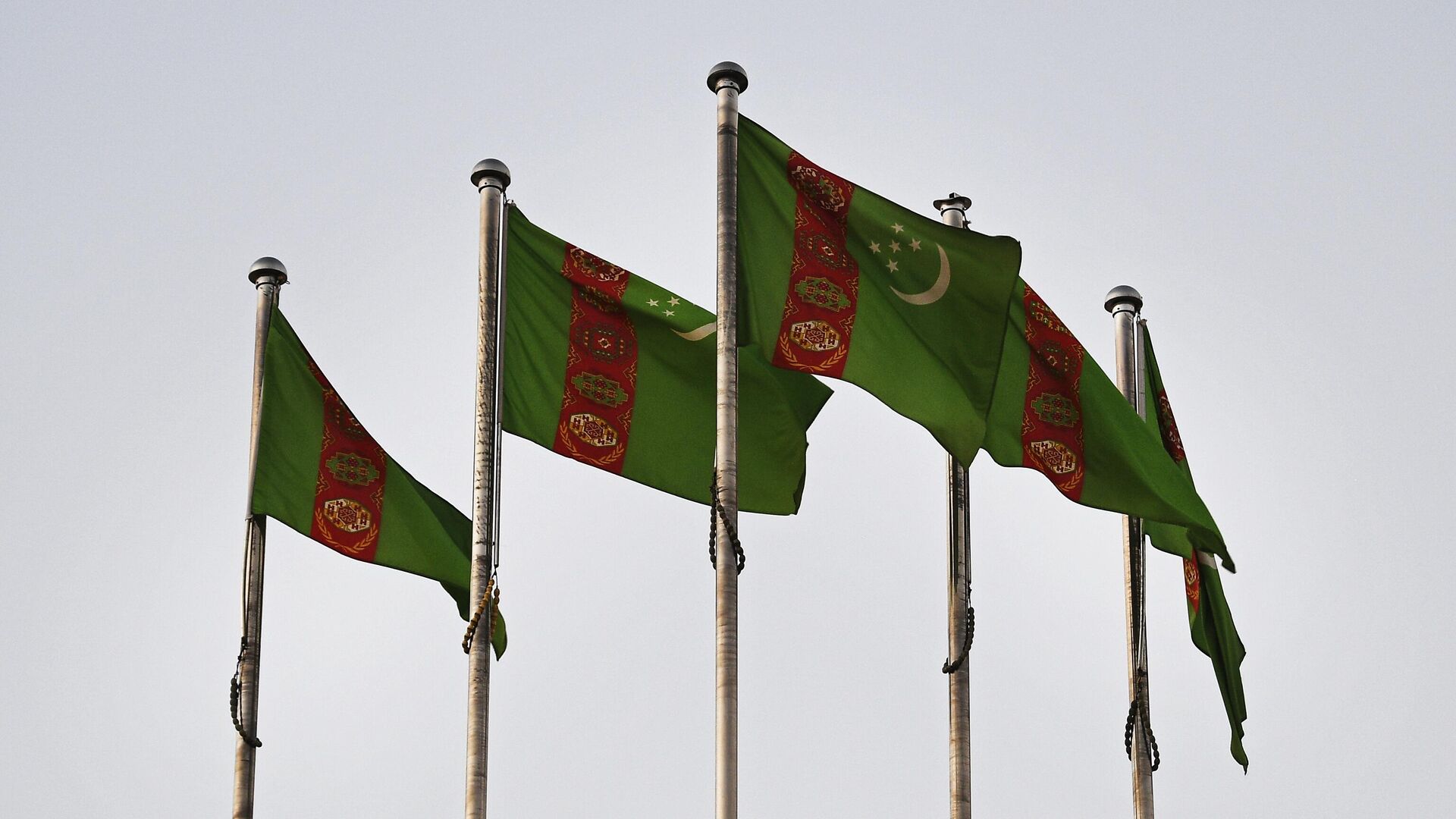 Государственные флаги Туркменистана в Ашхабаде. Архивное фото - Sputnik Кыргызстан, 1920, 15.02.2022