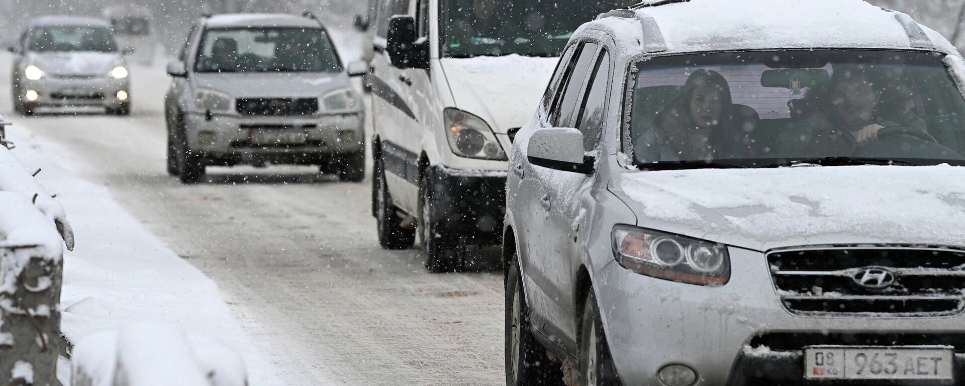 Автомобили едут по трассе во время снегопада. Архивное фото - Sputnik Кыргызстан, 1920, 04.01.2023