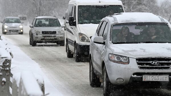 Автомобили едут по трассе во время снегопада. Архивное фото - Sputnik Кыргызстан