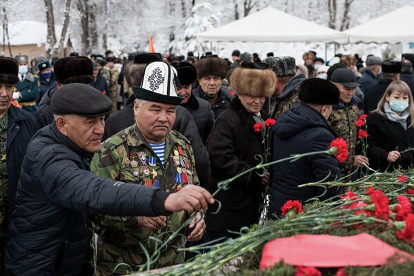 5 февраля в странах СНГ отмечают день памяти воинов советской армии, погибших при выполнении интернационального долга в Афганистане - Sputnik Кыргызстан