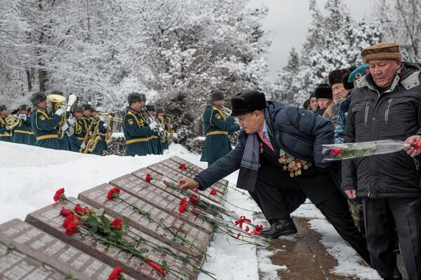 Началом той войны принято считать день ввода советских войск в страну — 25 декабря 1979 года - Sputnik Кыргызстан