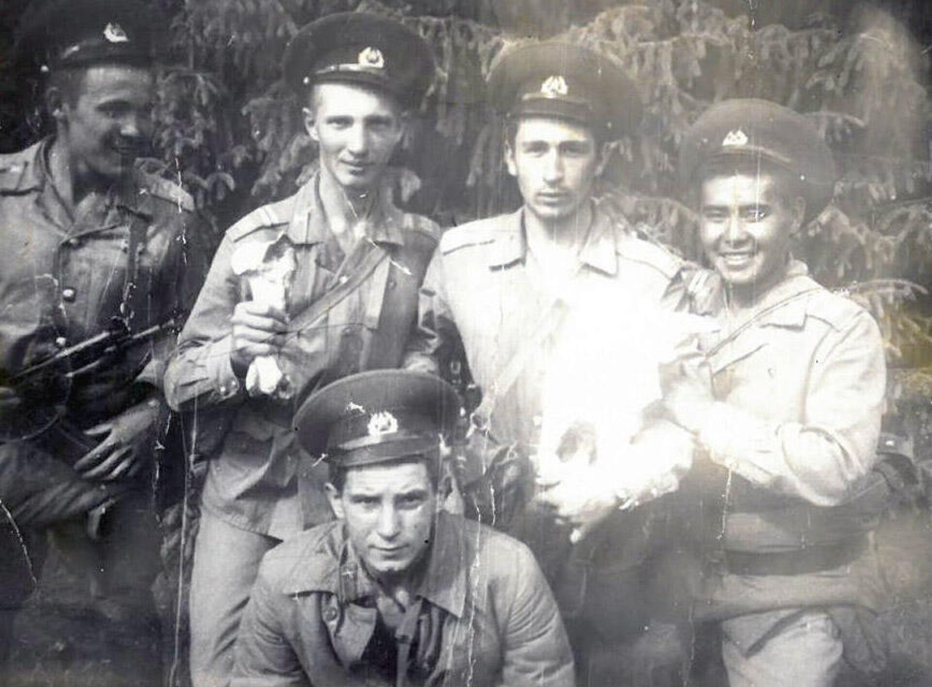Участник афганской войны Майрамбек Ташкеев (первый справа) - Sputnik Кыргызстан, 1920, 15.02.2022