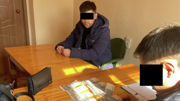 Задержание гражданина Таджикистана при попытке дать взятку должностному лицу - Sputnik Кыргызстан
