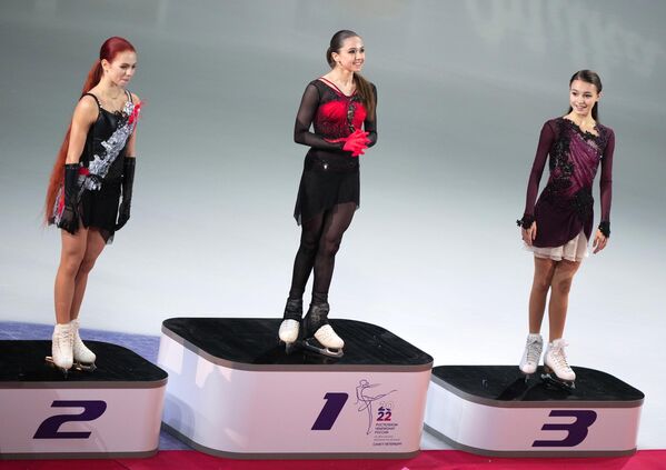 Слева направо: Александра Трусова, завоевавшая серебро, Камила Валиева, завоевавшая золото, Анна Щербакова, завоевавшая бронзу в женском одиночном катании на чемпионате России в Санкт-Петербурге - Sputnik Кыргызстан