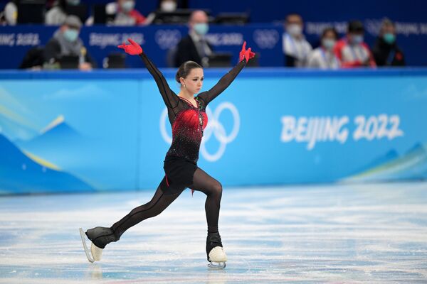 Жакшынкай, жагымдуу, күчтүү спортчу. Камила Валиева Пекиндеги Олимпиадада муз үстүндө бийлеп жатат - Sputnik Кыргызстан
