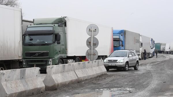 Фуры на пункте пропуска Ак-Тилек автодорожный на кыргызско-казахской границе. Архивное фото - Sputnik Кыргызстан