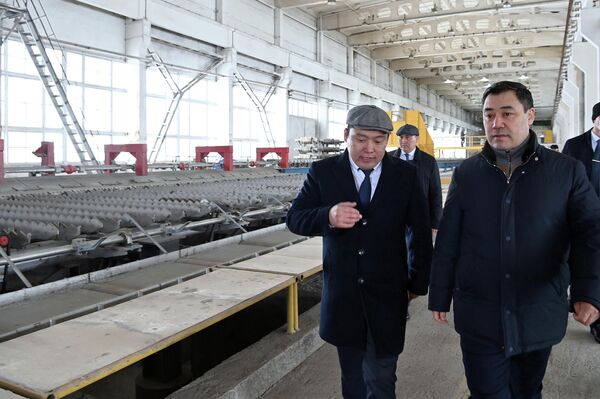 На первом этапе модернизации компания завершила строительство сталеплавильного цеха на основе индукционной печи производительностью до 3 тысяч тонн заготовок в месяц — это позволит обеспечить завод сырьем - Sputnik Кыргызстан