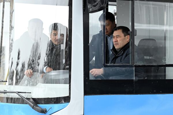 Жапаров ата мекендик өндүрүшчүлөрдү колдоо максатында мамлекет бул ишканадан алгач 10 автобус сатып аларын айткан - Sputnik Кыргызстан